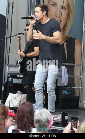 New Yokr, NY, USA. 28 Juin, 2019. Walker Hayes effectue à FOX & Friends All-American Série de concerts d'été à New York le 28 juin 2019. Credit : Rw/media/Alamy Punch Live News Banque D'Images