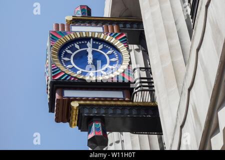 Le réveil d'ornement sur Peterborough House, l'ancien Daily Telegraph Building sur Fleet Street, Londres, Royaume-Uni. Banque D'Images