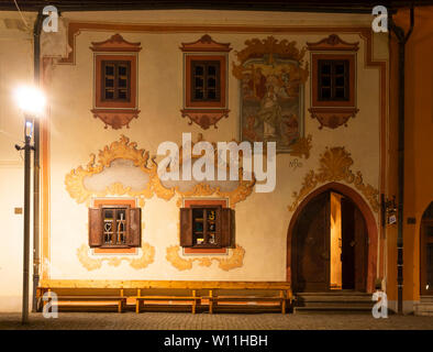 Plein air sur Tenement House dans la nuit - de la ville de Bardejov Slovaquie de l'Est Banque D'Images