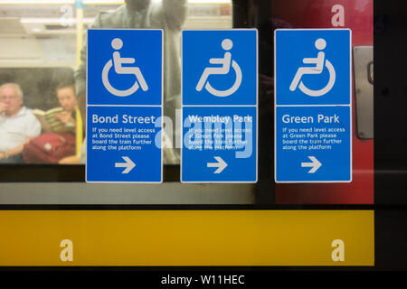 Accès handicapés en fauteuil roulant la signalisation sur la ligne Jubilee au London's Waterloo Station Banque D'Images