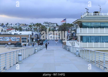 HERMOSA BEACH, USA - 21 MAI 2019 : Entrée de la Hermosa Beach Pier (Los Angeles) dans la matinée. Quelques personnes se promener autour de la passerelle. Banque D'Images