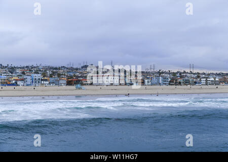 HERMOSA BEACH, USA - 21 MAI 2019 : La Côte d'Hermosa Beach (Los Angeles, USA) avec de nombreuses maisons et boutiques. Banque D'Images