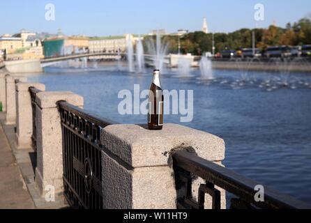 Bouteille sur une clôture de la rivière Banque D'Images