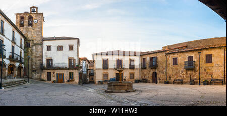 Vue panoramique sur la Plaza Mayor de San Martin de Trevejo Banque D'Images