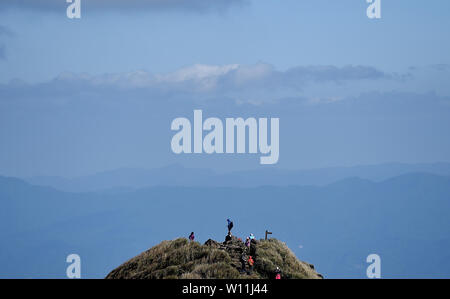 (190629) -- BEIJING, 29 juin 2019 (Xinhua) -- Les touristes sont accueillis à l'Est de pointe à la montagne Qixing Yangming Mountain Park à Taipei, Taiwan du sud-est de la Chine, 10 mars 2018. Taiwan est une île au large de la côte sud-est de la Chine continentale. Il y a abondance de ressources écologiques et de nombreux sites pittoresques, y compris l'Ali Mountain, une célèbre station de montagne et la réserve naturelle, le Sun Moon Lake, le plus grand lac d'eau douce sur l'île, Kenting, entourée d'eau sur trois côtés, à l'extrémité sud fin de Taiwan, le géoparc de Yehliu, célèbre pour son paysage de l'érosion de la mer sur le nord Banque D'Images