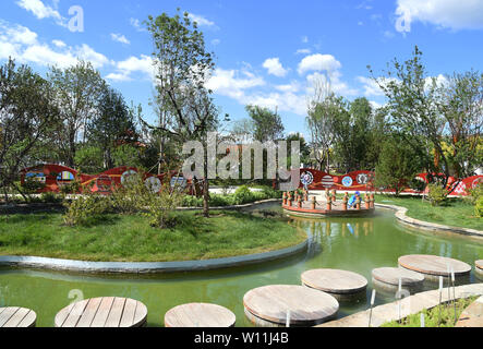 (190629) -- BEIJING, 29 juin 2019 (Xinhua) -- Les touristes visiter le jardin de Taiwan à l'Exposition Horticole Internationale de Beijing à Beijing, capitale de Chine, le 29 juin 2019. Taiwan est une île au large de la côte sud-est de la Chine continentale. Il y a abondance de ressources écologiques et de nombreux sites pittoresques, y compris l'Ali Mountain, une célèbre station de montagne et la réserve naturelle, le Sun Moon Lake, le plus grand lac d'eau douce sur l'île, Kenting, entourée d'eau sur trois côtés, à l'extrémité sud fin de Taiwan, le géoparc de Yehliu, célèbre pour son paysage de l'érosion de la mer sur le nord c Banque D'Images