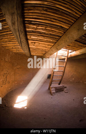 Le soleil brille dans l'entrée de l'étage d'une cérémonie dans le cadre de kiva Pecos National Historical Park près de Santa Fe, Nouveau Mexique. Banque D'Images