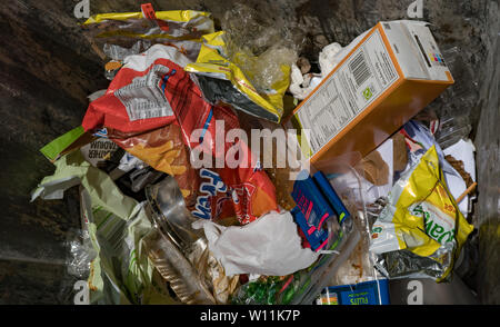 Foutaise, principalement d'emballages en plastique, dans le bac des ménages. UK Banque D'Images