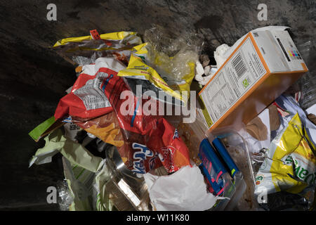 Foutaise, principalement d'emballages en plastique, dans le bac des ménages. UK Banque D'Images