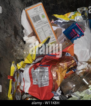 Foutaise, principalement d'emballages en plastique, dans le bac des ménages. UK Banque D'Images