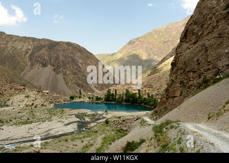 Le magnifique lac sept trekking destination. Vue sur le lac numéro cinq de la montagnes du ventilateur au Tadjikistan, en Asie centrale. Banque D'Images