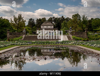 Munich, Bavière, Allemagne - le 23 mai 2019. Mercure München am Olympiapark Botanical garden un jour de printemps avec l'entrée et le café, vue à partir de la ba Banque D'Images