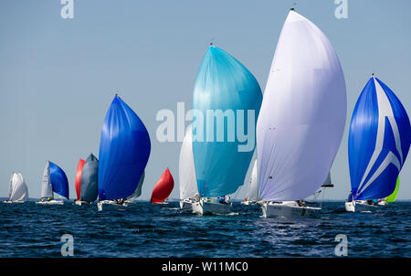 29 juin 2019, le Schleswig-Holstein, Kiel : Bateaux de la classe J/70 international sont en cours au cours de la Kieler Woche au cours d'une régate au large de Schilksee dans le fjord. La Semaine de Kiel se termine le 30 juin 2019. Photo : Frank Molter/dpa Banque D'Images