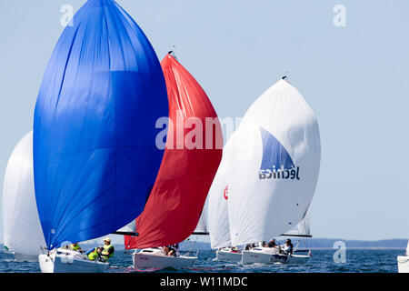 29 juin 2019, le Schleswig-Holstein, Kiel : Bateaux de la classe J/70 international sont en cours au cours de la Kieler Woche au cours d'une régate au large de Schilksee dans le fjord. La Semaine de Kiel se termine le 30 juin 2019. Photo : Frank Molter/dpa Banque D'Images