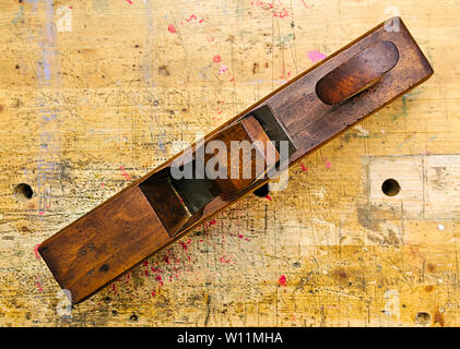 Menuiserie en bois jack/jointer avion isolé sur banc de travail du bois, surface grunge tourné à partir de ci-dessus. Banque D'Images
