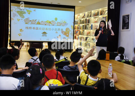 (190629) -- QINGDAO, 29 juin 2019 (Xinhua) -- Les jeunes bénévoles recevoir un cours de formation sur les compétences de base de bénévolat services à la librairie à Qingdao Zhanqiao, la Chine orientale, le Shandong, le 29 juin 2019. Plus de 30 enfants ont été formés en tant que bénévoles dans Zhanqiao Librairie. Pendant les vacances d'été, ils seront engagés dans l'orientation des lecteurs, des livres, des activités de tri du bien-être public et d'autres travaux, selon leurs capacités. En retour, elles sont accordées en priorité, avec quelques emprunts de livres qui leur est donné en cadeau. (Xinhua/Li Ziheng) Banque D'Images