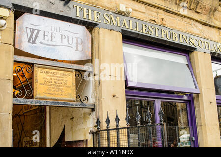 Le petit pub, dans Grassmarket, Édimbourg Vieille Ville, affirme être le plus petit pub en Ecosse. Banque D'Images