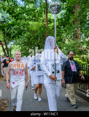 New York, États-Unis. 28 Juin, 2019. Groupe de militants homosexuels contre les armes à feu se sont réunis à Washington Square Park avec le '49 Les êtres humains' pour honorer les victimes de la discothèque d'impulsion 2016 massacre. Le groupe processioned au rassemblement à Sheridan Square pour World Pride 2019 - Stonewall 50. Crédit : Erik McGregor/Pacific Press/Alamy Live News Banque D'Images