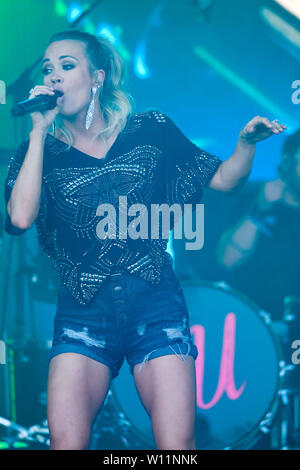 Glastonbury, Somerset, Royaume-Uni. 29 Juin, 2019. Pilton, Somerset, Royaume-Uni. 29 Juin, 2019. Carrie Underwood effectue sur la Pyramide étape à Glastonbury Festival 2019 le samedi 29 juin 2019 à Digne ferme, Pilton. Marie Carrie Fisher, chanteur, auteur-compositeur, actrice. Photo par : Julie Edwards/Alamy Live News Banque D'Images