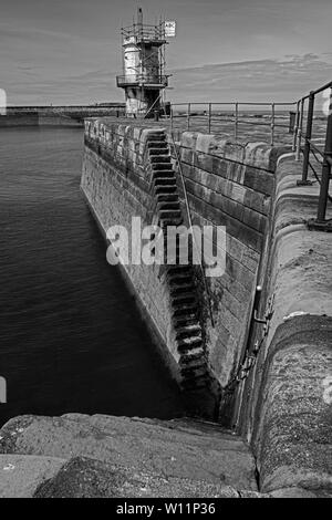 Image en noir et blanc du phare sur le port de whitehaven Banque D'Images