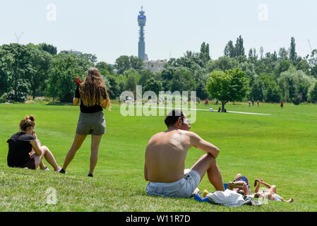 Londres, Royaume-Uni. 29 juin 2019. Météo France : Les personnes bénéficiant de la douceur du temps dans Regent's Park. Les températures sont appelées à progresser au 35C sur la journée la plus chaude de l'année jusqu'à présent. Crédit : Stephen Chung / Alamy Live News Banque D'Images