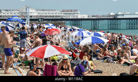 Brighton UK 29 juin 2019 - La plage de Brighton est emballé comme la Grande-Bretagne swelters sous la canicule soleil avec certaines régions du sud-est devrait dépasser les 30 degrés . Crédit photo : Simon Dack / Alamy Live News Banque D'Images