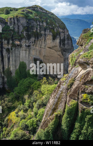 Des formations rocheuses impressionnantes et au paysage, les Météores Trikala région, Grèce Banque D'Images