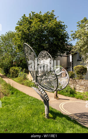 Une sculpture en acier galvanisé d'un papillon - Chichester Ship Canal, Chichester, West Sussex, UK. Banque D'Images