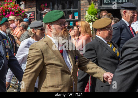 Journée des forces armées, Salisbury, Wiltshire, Royaume-Uni. 29th juin 2019. Les vétérans des forces armées défilent devant de grandes foules dans un défilé alors qu'il serpente autour du centre-ville sous un soleil brûlant. Banque D'Images