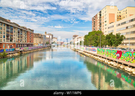 Malaga, Spain-May 16, 2019 : les rues de Malaga, près de la rivière Guadalmedina et vieux centre-ville Banque D'Images