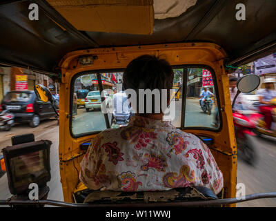 Vue depuis l'intérieur d'un auto-rickshaw en Inde Banque D'Images