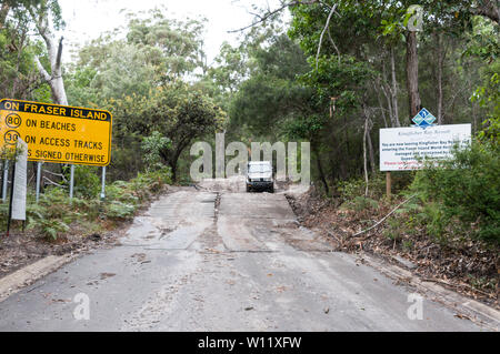 Une grande route jaune vitesse au début de la piste, qui mène dans la forêt tropicale à Kingfisher Bay Resort sur l'île Fraser dans le Queensland, Banque D'Images