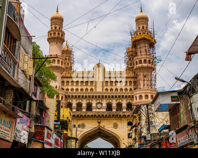Hyderabad, Inde - 17 juin 2019 : Le Charminar, symbole d'Hyderabad, monument emblématique de la mosquée et entouré de boutiques Banque D'Images