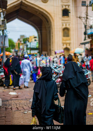 Hyderabad, Inde - 17 juin 2019 : les femmes musulmanes non identifiée en burqa / Hijab près de Charminar Banque D'Images