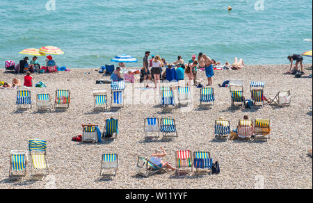 La bière, Seaton, l'est du Devon, Royaume-Uni. 29 juin 2019. Météo France : Les visiteurs et les habitants sur un swelter brulante après-midi sur la plage, à l'est du Devon sleepy village de la bière en juin record termperatures affecte l'Ouest Pays : Celia McMahon/Alamy Live News. Banque D'Images