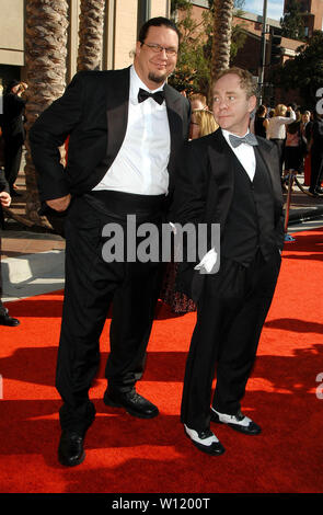 Penn & Teller en 2004 Creative Arts Primetime Emmy Awards - Arrivals tenue au Shrine Auditorium à Los Angeles, CA. L'événement a eu lieu le dimanche 12 septembre 2004. Photo par : SBM / PictureLux - Tous droits réservés - N° de référence du fichier SBMPLX 33790-6762 Banque D'Images