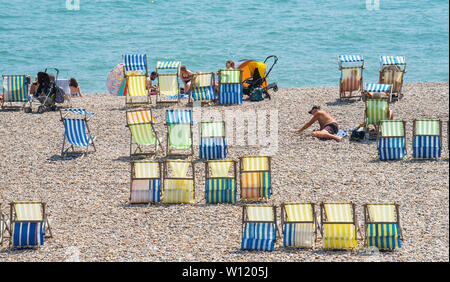 La bière, Seaton, l'est du Devon, Royaume-Uni. 29 juin 2019. Météo France : Les visiteurs et les habitants sur un swelter brulante après-midi sur la plage, à l'est du Devon sleepy village de la bière en juin record termperatures affecte l'Ouest Pays : Celia McMahon/Alamy Live News. Banque D'Images