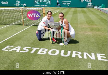 Le Devonshire Park, Eastbourne, Royaume-Uni. 29 Juin, 2019. Tournoi International de Tennis Nature Valley ; Karolina Pliskova (CZE) célèbre avec son entraîneur Conchita Martinez avec les gagnants du trophée après avoir remporté la finale femmes : Action Crédit Plus Sport/Alamy Live News Banque D'Images