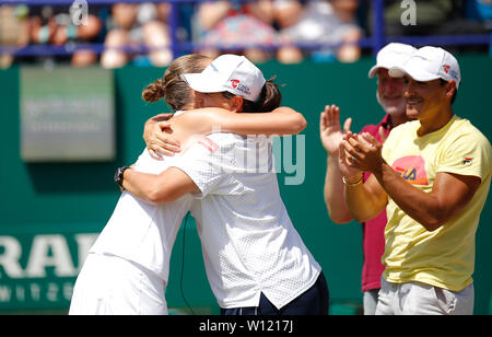 Le Devonshire Park, Eastbourne, Royaume-Uni. 29 Juin, 2019. Tournoi International de Tennis Nature Valley ; Karolina Pliskova (CZE) célèbre avec son entraîneur Conchita Martinez après avoir remporté la finale femmes : Action Crédit Plus Sport/Alamy Live News Banque D'Images