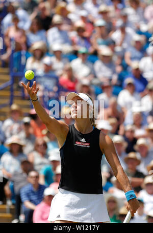 Le Devonshire Park, Eastbourne, Royaume-Uni. 29 Juin, 2019. Tournoi International de Tennis Nature Valley ; Angelique Kerber (GER) en service dans son match contre Karolina Pliskova (CZE) Credit : Action Plus Sport/Alamy Live News Banque D'Images