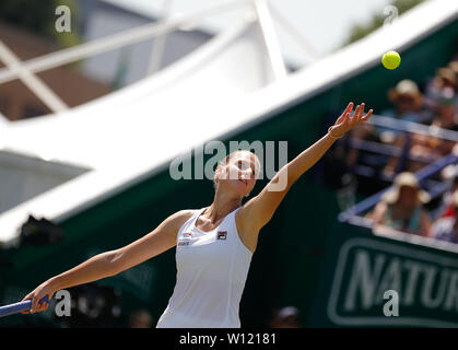 Le Devonshire Park, Eastbourne, Royaume-Uni. 29 Juin, 2019. Tournoi International de Tennis Nature Valley ; Karolina Pliskova (CZE) sert d'Angelique Kerber (GER) : Action de Crédit Plus Sport/Alamy Live News Banque D'Images