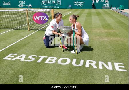 Le Devonshire Park, Eastbourne, Royaume-Uni. 29 Juin, 2019. Tournoi International de Tennis Nature Valley ; Karolina Pliskova (CZE) célèbre avec son entraîneur Conchita Martinez avec les gagnants du trophée après avoir remporté la finale femmes : Action Crédit Plus Sport/Alamy Live News Banque D'Images