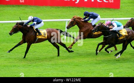 Buckhurst et Wayne Lordan gagne le groupe 3 Dubai Duty Free des enjeux internationaux au cours de la deuxième journée de la Dubai Duty Free Derby irlandais Festival au Curragh Hippodrome, comté de Kildare. Banque D'Images