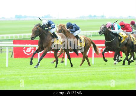 Buckhurst et Wayne Lordan gagne le groupe 3 Dubai Duty Free des enjeux internationaux au cours de la deuxième journée de la Dubai Duty Free Derby irlandais Festival au Curragh Hippodrome, comté de Kildare. Banque D'Images