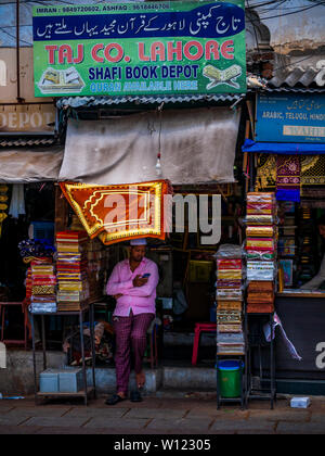 Hyderabad, Inde - 17 juin 2019 : la vente de livres du vendeur boutique non identifiés près de Charminar Banque D'Images