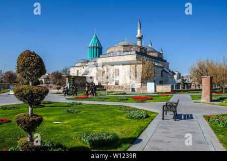 Konya, Turquie - 15 avril, 2017 ; tombe de Mevlana et mosquée de la ville de Konya. Musée Mevlana vue du jardin Banque D'Images