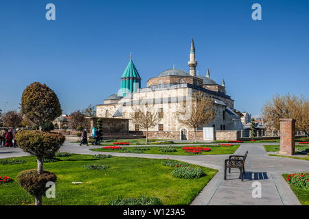 Konya, Turquie - 15 avril, 2017 ; tombe de Mevlana et mosquée de la ville de Konya. Musée Mevlana vue du jardin Banque D'Images