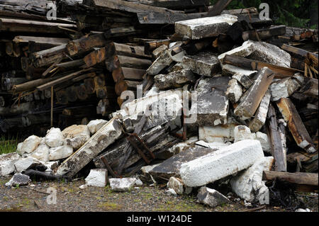 Pile de styromousse sale et patiné bois balk Banque D'Images