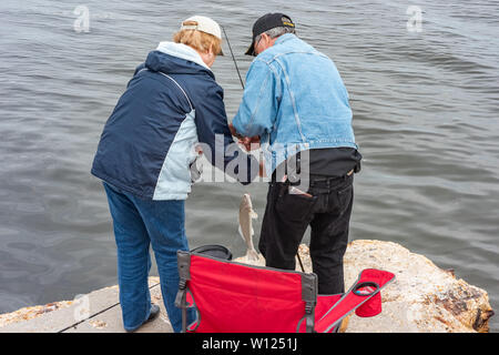 Mexique Beach, Florida, USA. 01/11/2015. Couple prendre du poisson à la canal Banque D'Images