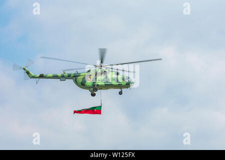 Journée portes ouvertes pour visiter avec démonstration de vol avec l'hélicoptère Mi-17 avec drapeau bulgare dans Graf Ignatievo aéroport, Bulgarie Banque D'Images